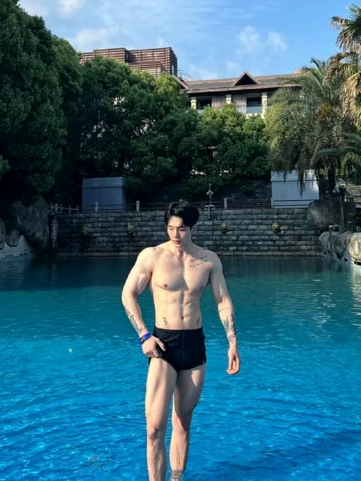 Ảnh trai đẹp 6 múi khoe cơ bụng săn chắc sau quá trình tập gym chăm chỉ