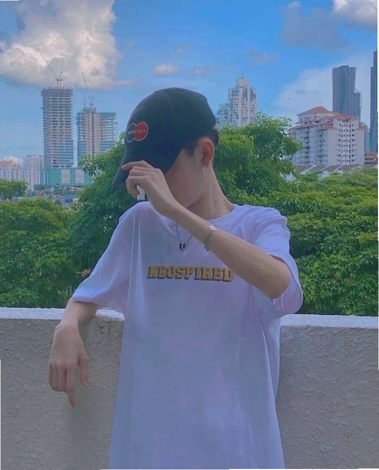 Ảnh trai đẹp đầu nấm kết hợp khẩu trang thể hiện phong cách cá tính