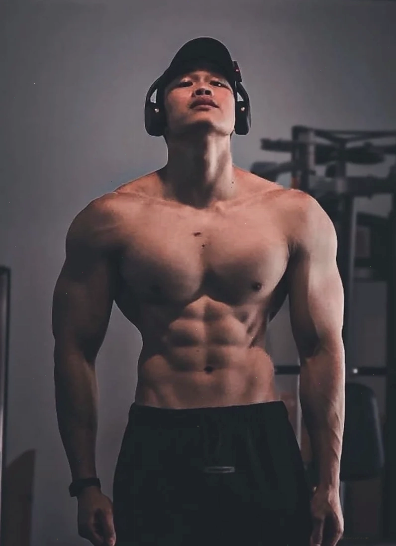 Ảnh trai đẹp tập gym khoe cơ bụng săn chắc và thân hình vạm vỡ