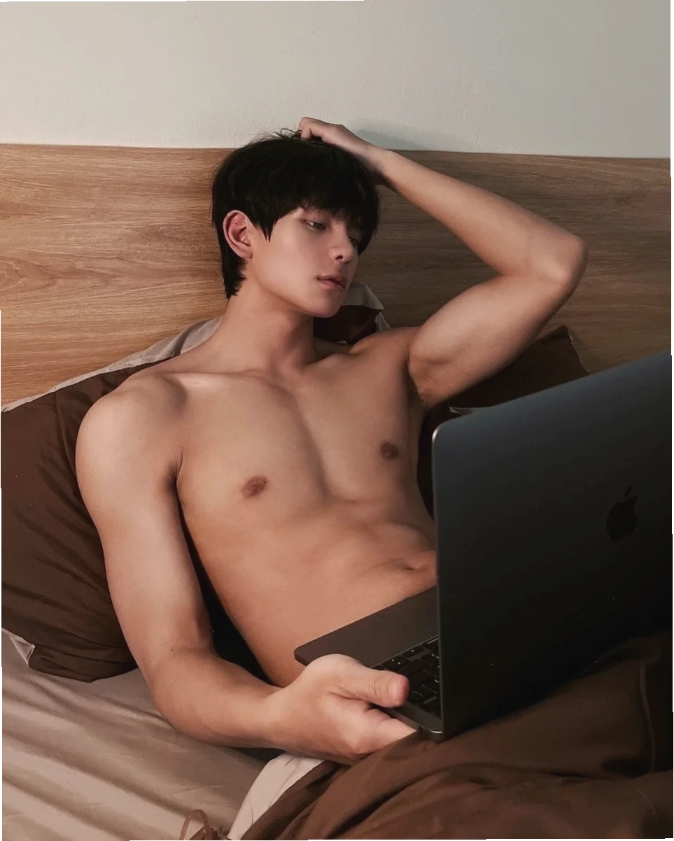 Hình ảnh trai 6 múi che mặt cầm cốc toát lên vẻ đẹp nam tính đầy thu hút