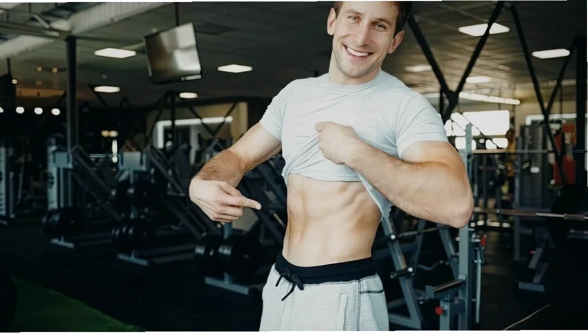 Hình ảnh trai đẹp tập gym với cơ bắp cuồn cuộn và vẻ ngoài nam tính