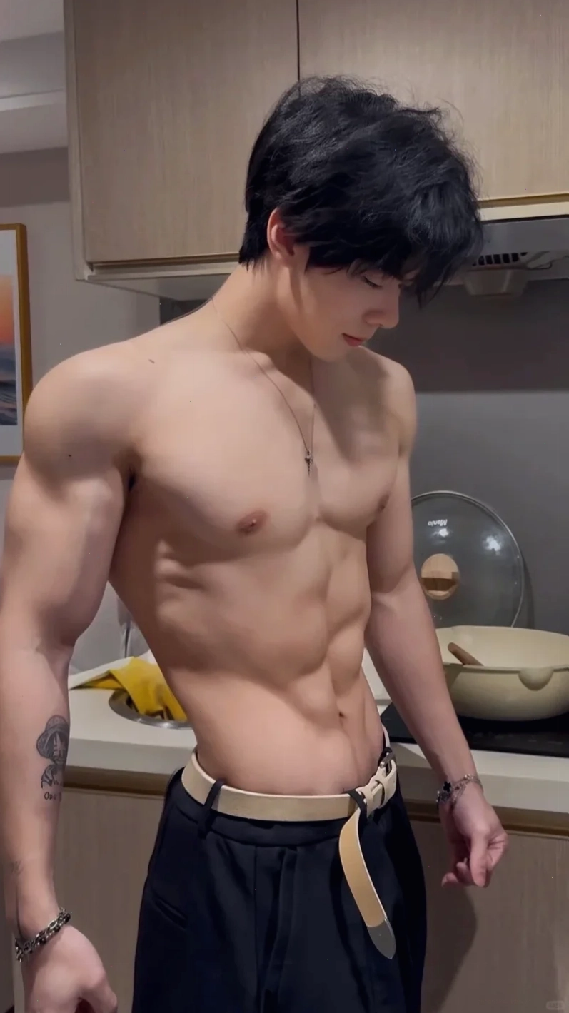 Nam thần sở hữu body 6 múi đáng ngưỡng mộ với cơ ngực săn chắc