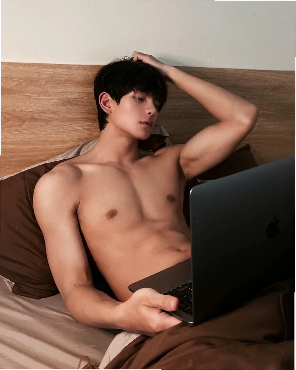 Nam thần với body 6 múi săn chắc tập luyện tại phòng gym