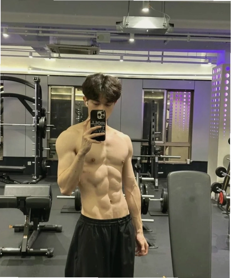Những giọt mồ hôi và nỗ lực của trai đẹp tập gym trong buổi tập cường độ cao