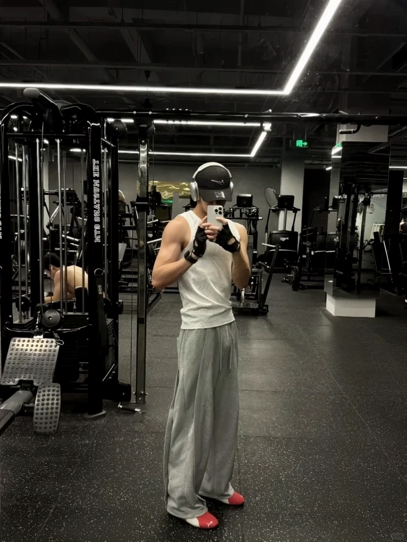 Trai đẹp tập gym sở hữu body chuẩn mực với các nhóm cơ phát triển cân đối
