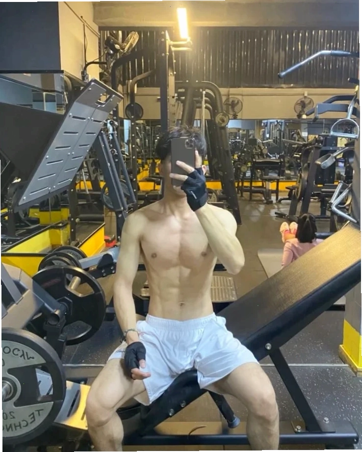 Trai đẹp tập gym thể hiện phong cách riêng với trang phục và thần thái cuốn hút