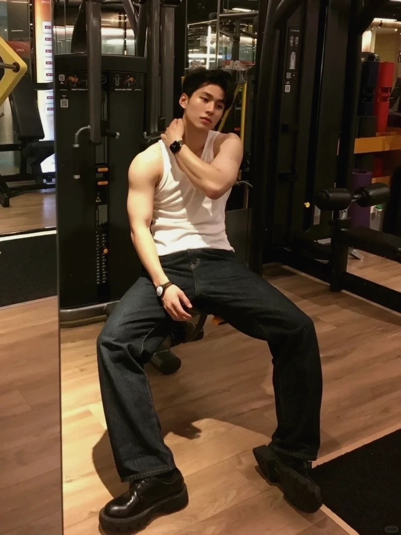 Trai đẹp tập gym trong môi trường phòng gym chuyên nghiệp, thể hiện sự tập trung cao độ