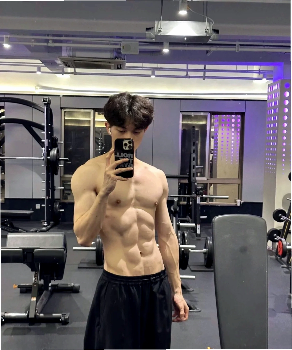 Vẻ đẹp cuốn hút của trai đẹp 6 múi trong phòng tập gym