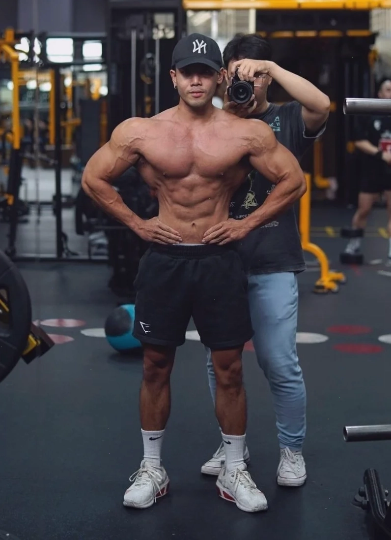 Vẻ ngoài ngầu và cuốn hút của trai đẹp tập gym với phong cách ấn tượng
